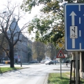 Povolený směr jízdy cyklistů (E 12c), Praha 6, ulice Pod Kaštany