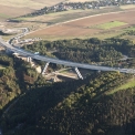 Nejvyšším mostem pražského obchvatu je most přes Lochkovské údolí.