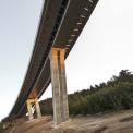 Nosná ocelobetonová konstrukce Lochkovského mostu je spřažená a má jednokomorový uzavřený průřez.