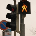 Signál žlutého světla ve tvaru chodce před přechodem pro chodce a přejezdem pro cyklisty bude nově možné doplnit také o upozornění na pohyb cyklistů (Strakonice) (Autor: Ing. arch. Tomáš CACH)