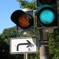 Ve většině evropských zemí je světelné upozornění na křížení provozu cyklistů naprosto běžné (Německo: Freiburg) (Autor: Ing. arch. Tomáš CACH)