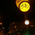 Ve většině evropských zemí je světelné upozornění na křížení provozu cyklistů naprosto běžné (Německo: Rostock) (Autor: Ing. arch. Tomáš CACH)
