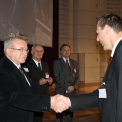 Ing. Luděk Sosna, Ph.D. (vpravo) předává čestnou medaili.