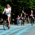Cyklistické pásy mohou bezpečně využívat méně zkušení uživatelé i v rozlehlých křižovatkách (dánský model).