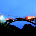 Večerní pohled na výstavbu pravého oblouku a mostovky z Opárenského údolí