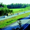 Dálnice E75 Nelostie, Finsko, která vede z Helsinek do Lahti. Jedná se o první dálnici ve Skandinávii postavenou formou PPP v letech 1997 – 1999.