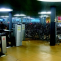 Vysokokapacitní nádražní úschovna jízdních kol s odbavovacím turniketem (Basilej, Švýcarsko)