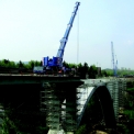 Pohled na kritickou fázi demolice původní mostovky za pomoci těžkých jeřábů