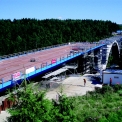 Pohled na výsun nové nosné ocelové konstrukce mostovky