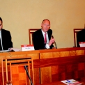 Předsednický stůl první části programu – na obrázku zleva Petr Šlegr (CEDOP), Petr Žaluda (České dráhy) a Petr Pakosta (Senát Parlamentu ČR)