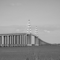 Obr. 2 – Most v Saint Nazaire přes Loire, příjezdové rampy z prefabrikátů