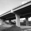 Obr. 22 – Most z nosníků PETRA na budované dálnici D8 u obce Vchynice