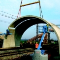 Jednotlivé fáze výstavby mostu. Nosná konstrukce byla zhotovena za pět dní.