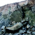 Obr. 2 – Uvolněné skalní bloky (duben 2010)