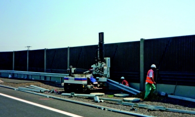 Beranidla svodidlových sloupků ORTECO při výstavbě rychlostní silnice R1 na Slovensku
