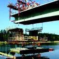 Spouštění 37 tun těžké podlahy betonážního vozíku na ponton (Most přes rybník Koberný)