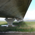 Odvodnění s použitím mostních  obrubníkových žlabů RONN DECK ale poskytuje řešení pro delší životnost mostní konstrukce, velice snadnou údržbu a bezpečnější provoz.