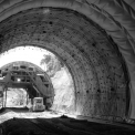 Obr. 2 – Příprava posuvného bednění, izolací a výztuže před vybetonováním horní klenby tunelu